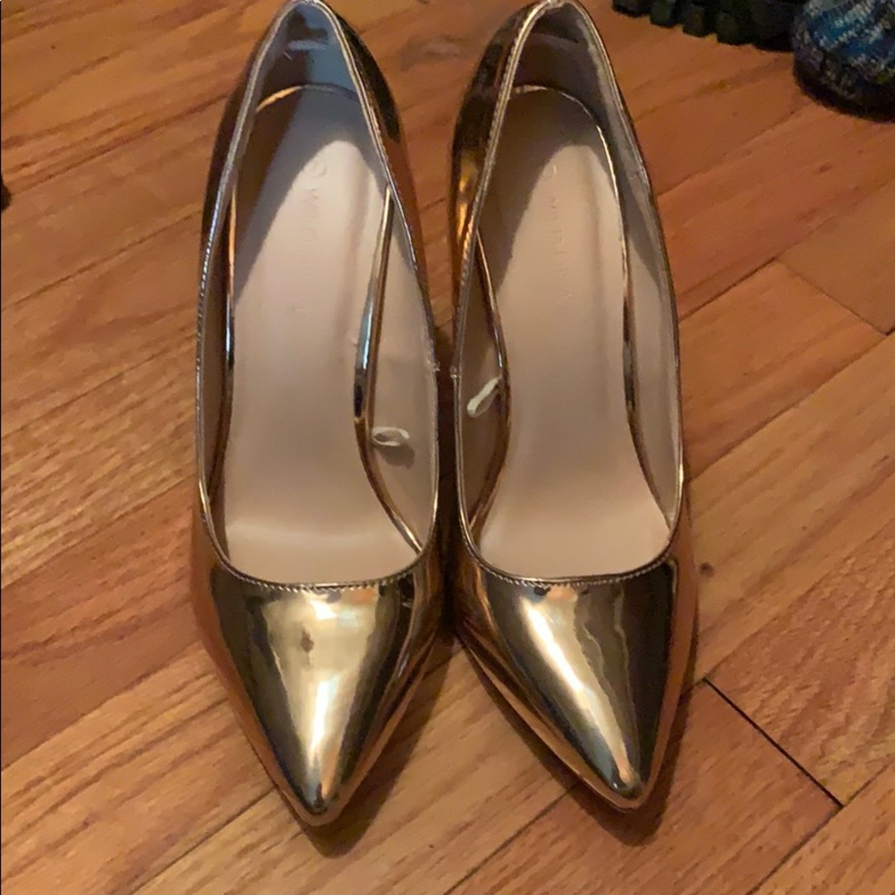 Gold gloss pumps